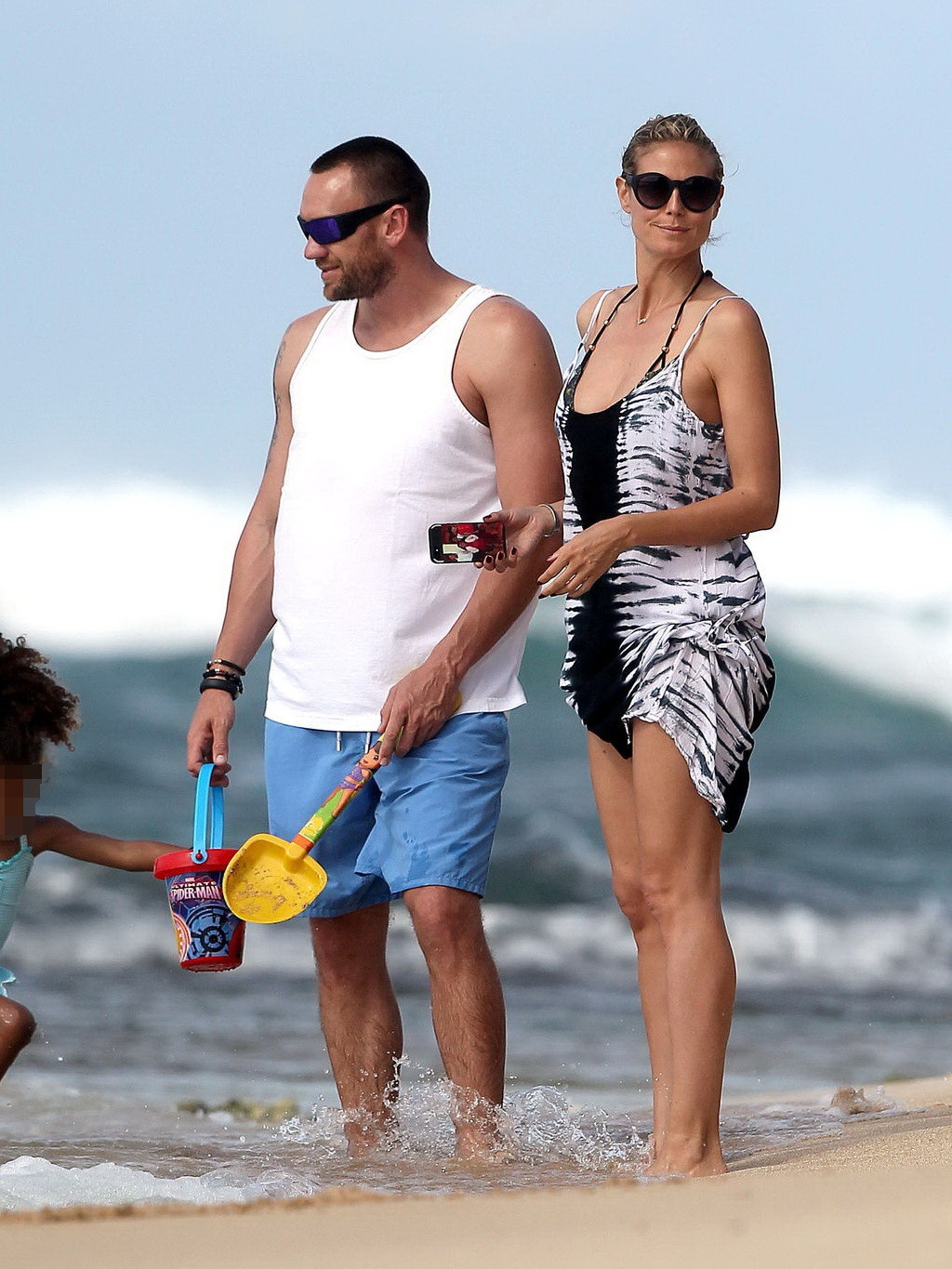 Heidi Klum tetona con un slip en el pezón en una playa de hawaii
 #75236477