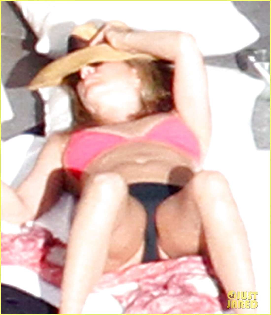 Jennifer aniston exposant son corps sexy en bikini sur la piscine
 #75245374