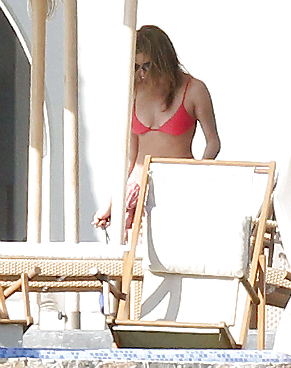 Jennifer aniston exponiendo su cuerpo sexy en bikini en la piscina
 #75245379