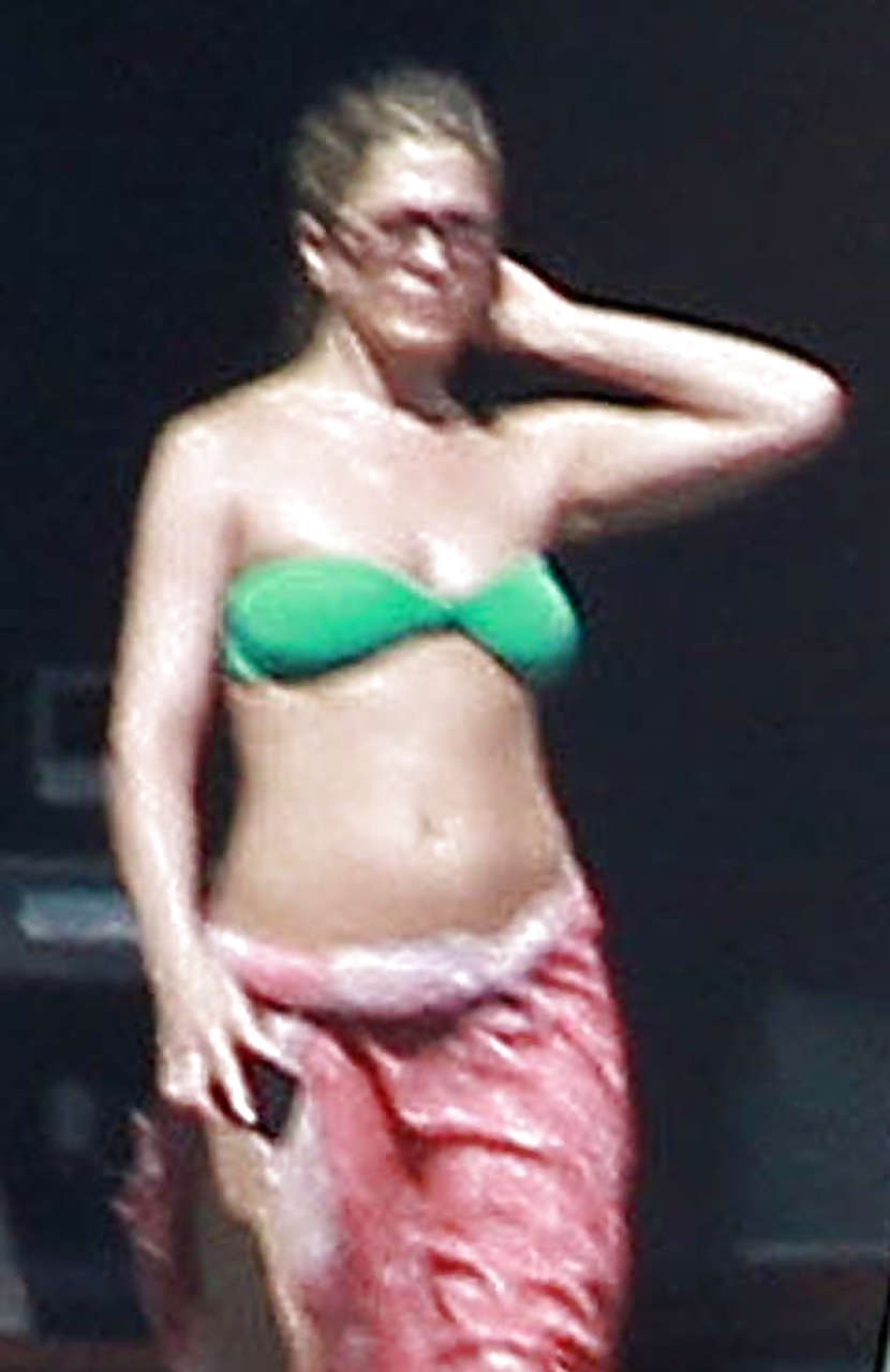Jennifer aniston exponiendo su cuerpo sexy en bikini en la piscina
 #75245418