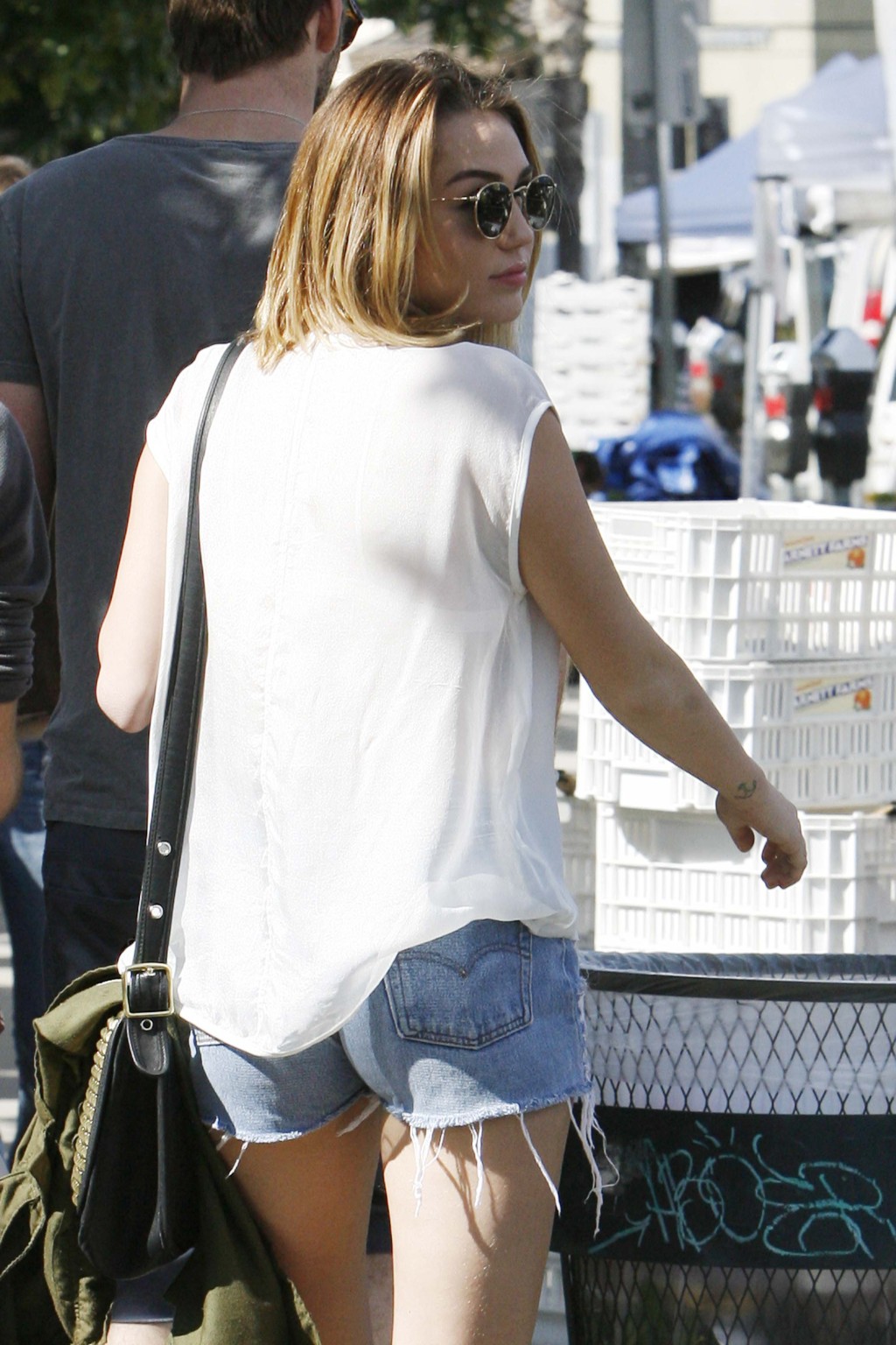 Miley Cyrus montre son soutien-gorge lors d'un shopping au marché fermier de La Havane.
 #75274006