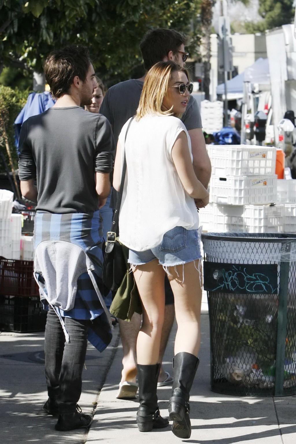 Miley cyrus bh peak beim einkaufen auf dem farmer's market in la
 #75274017