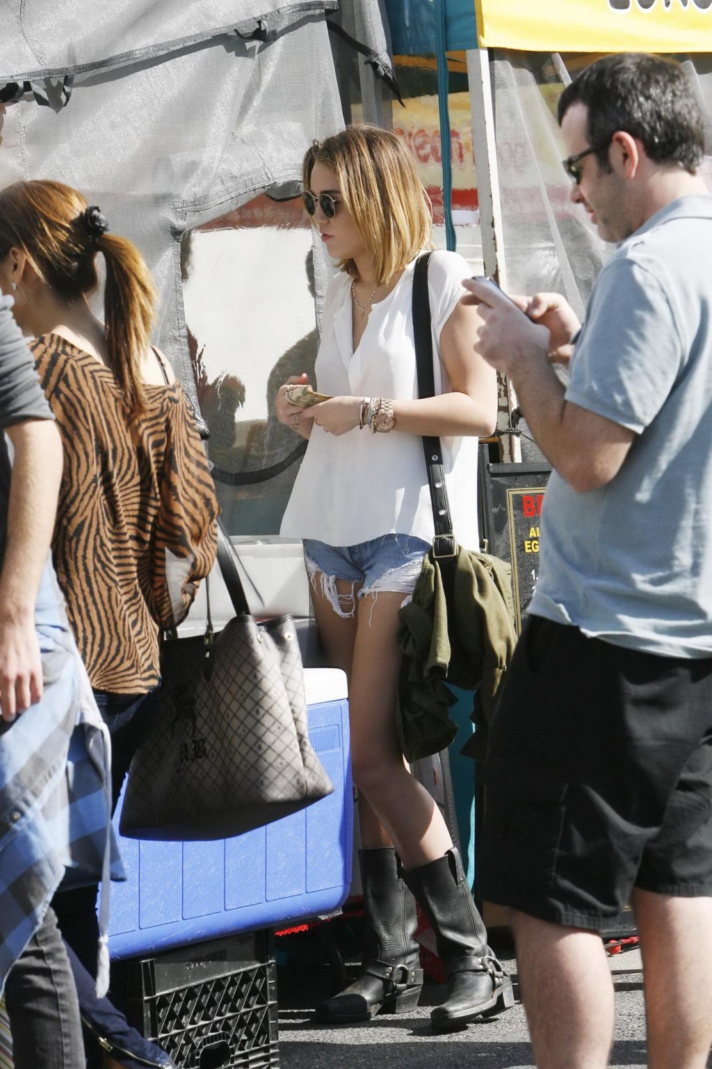 Miley Cyrus montre son soutien-gorge lors d'un shopping au marché fermier de La Havane.
 #75274028
