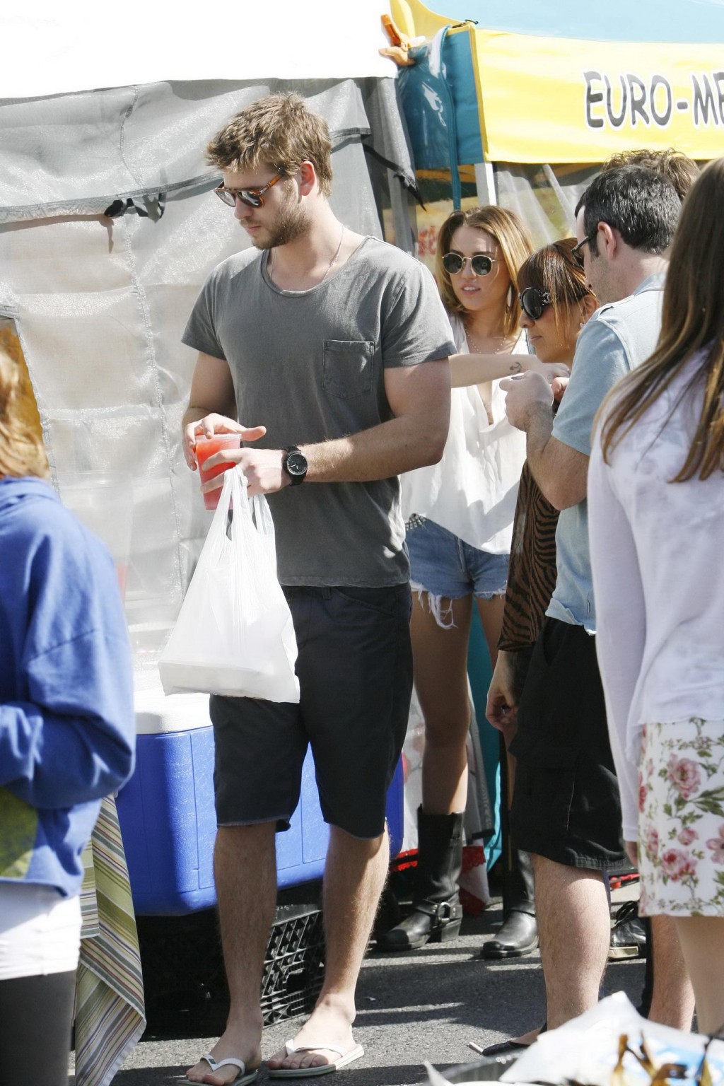 Miley cyrus reggiseno picco mentre lo shopping al mercato del contadino a La
 #75274060