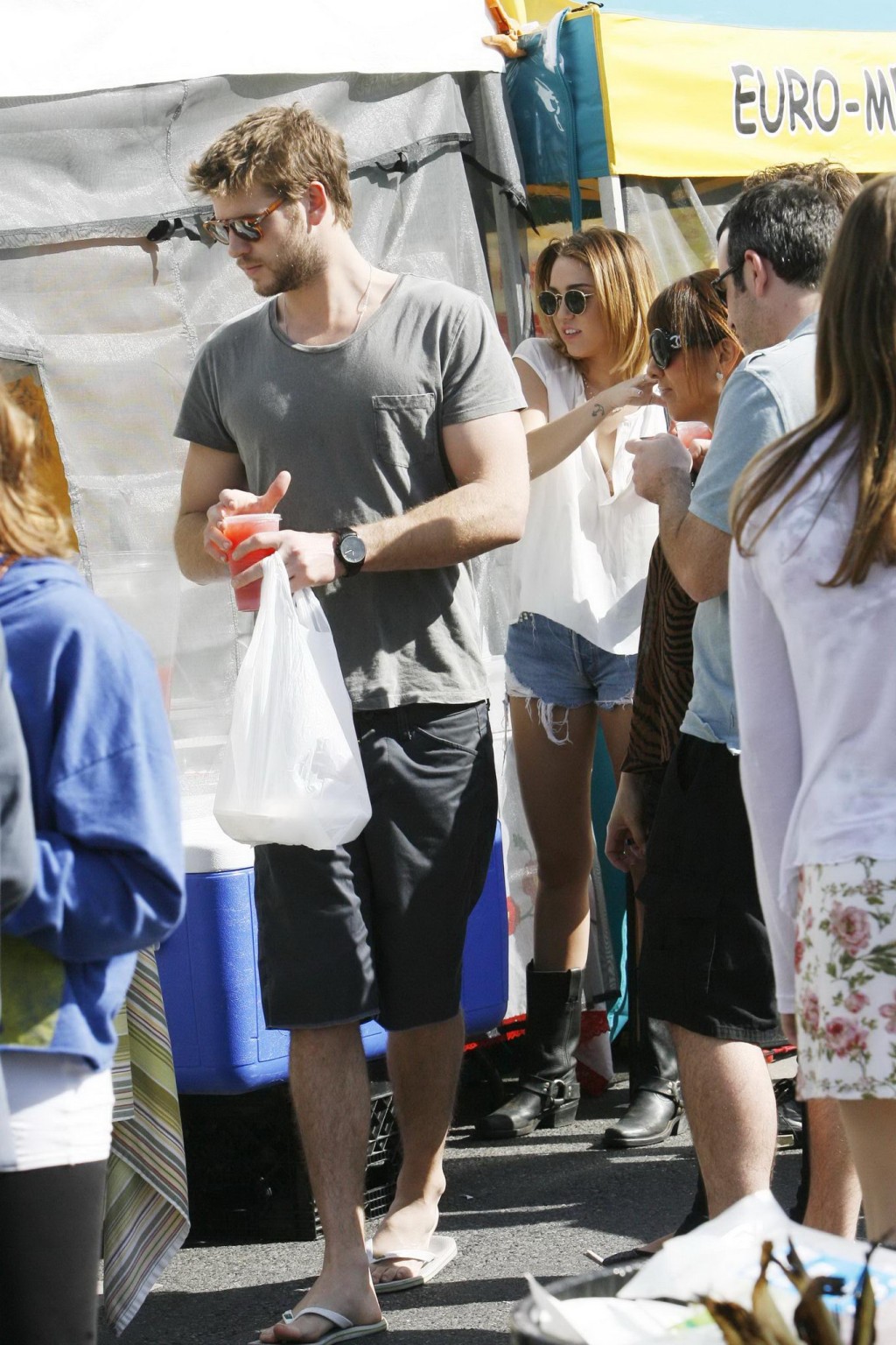 Miley cyrus reggiseno picco mentre lo shopping al mercato del contadino a La
 #75274065