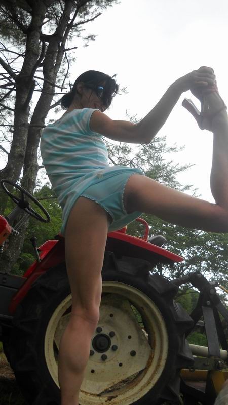 Kinky Babe haben einen Fan mit Traktor
 #67400042