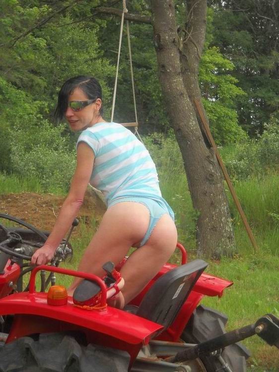 Kinky Babe haben einen Fan mit Traktor
 #67400098