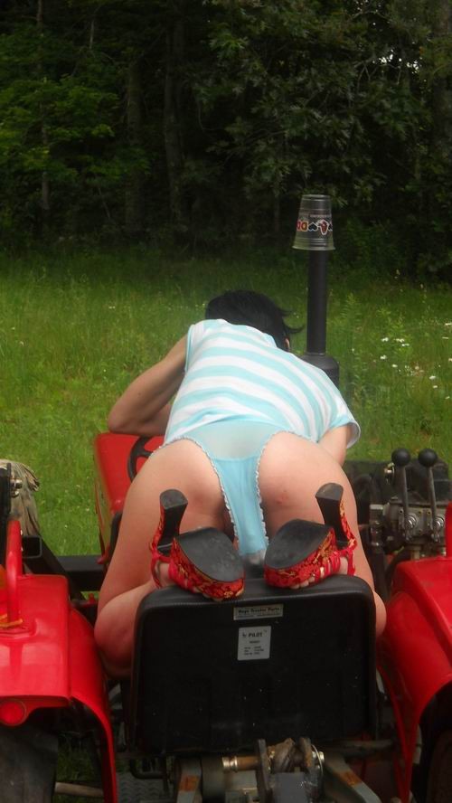 Kinky Babe haben einen Fan mit Traktor
 #67400119