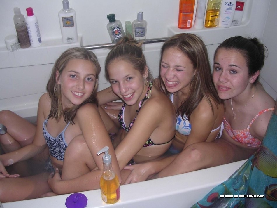 Petites amies lesbiennes de dix-huit ans, amatrices et amatrices de sexe
 #68325024