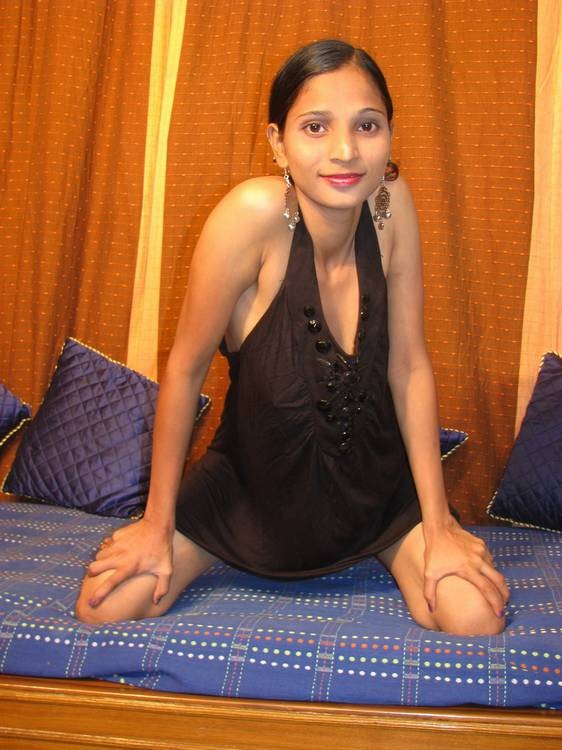 Hermosa joven india mostrando su cuerpo
 #77623620