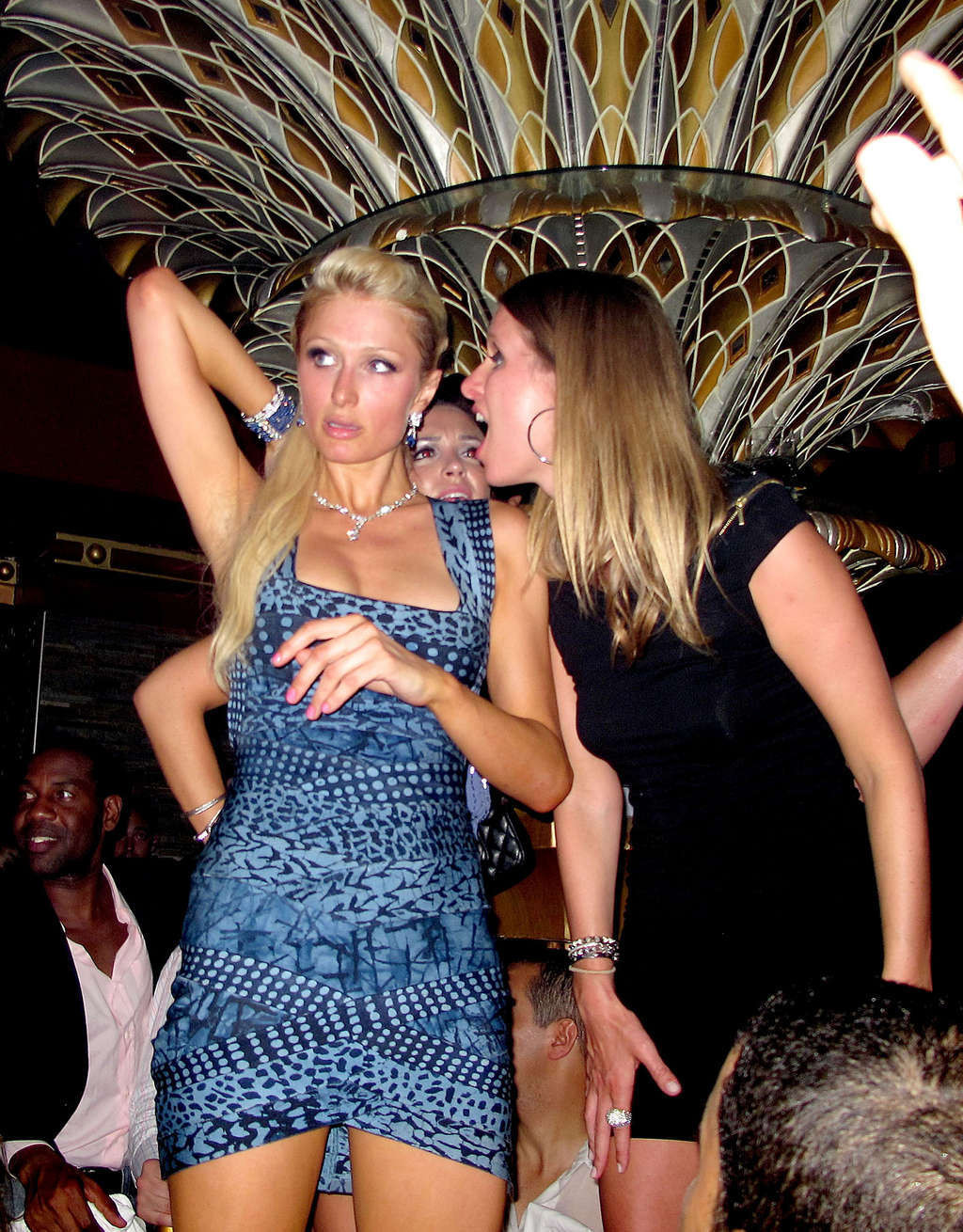 Paris Hilton salta fuori dallo yacht in bikini e festeggia in nightclub paparazzi
 #75340000