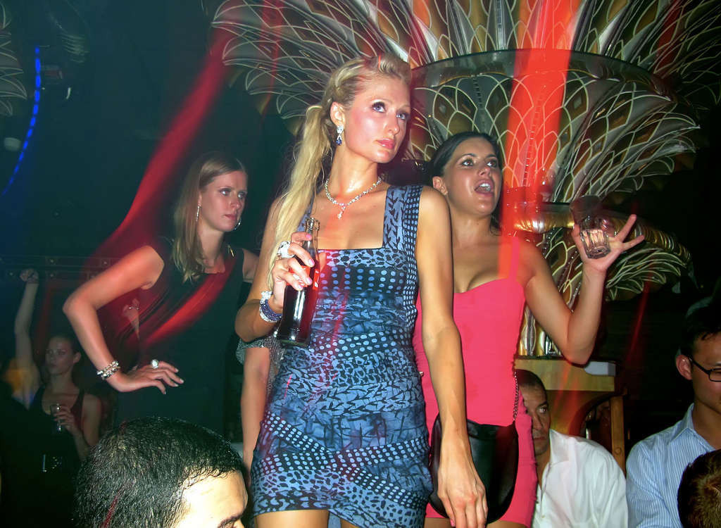 Paris Hilton springt im Bikini von der Jacht und feiert im Nachtclub Paparazzi
 #75340010