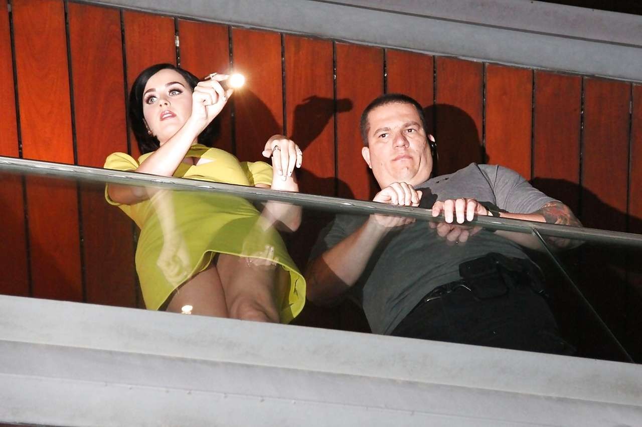 Katy perry mostrando le sue mutandine bianche upskirt foto paparazzi
 #75255347