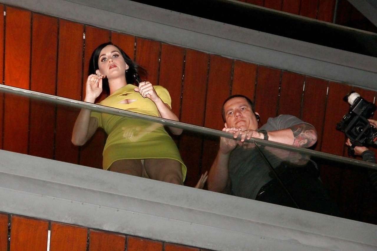 Katy Perry flashing her white panties upskirt paparazzi pictures #75255350