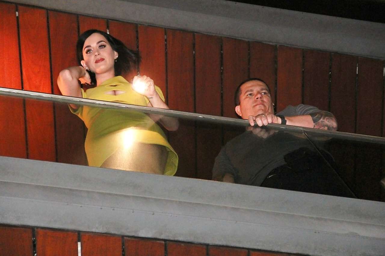 Katy perry mostrando le sue mutandine bianche upskirt foto paparazzi
 #75255352