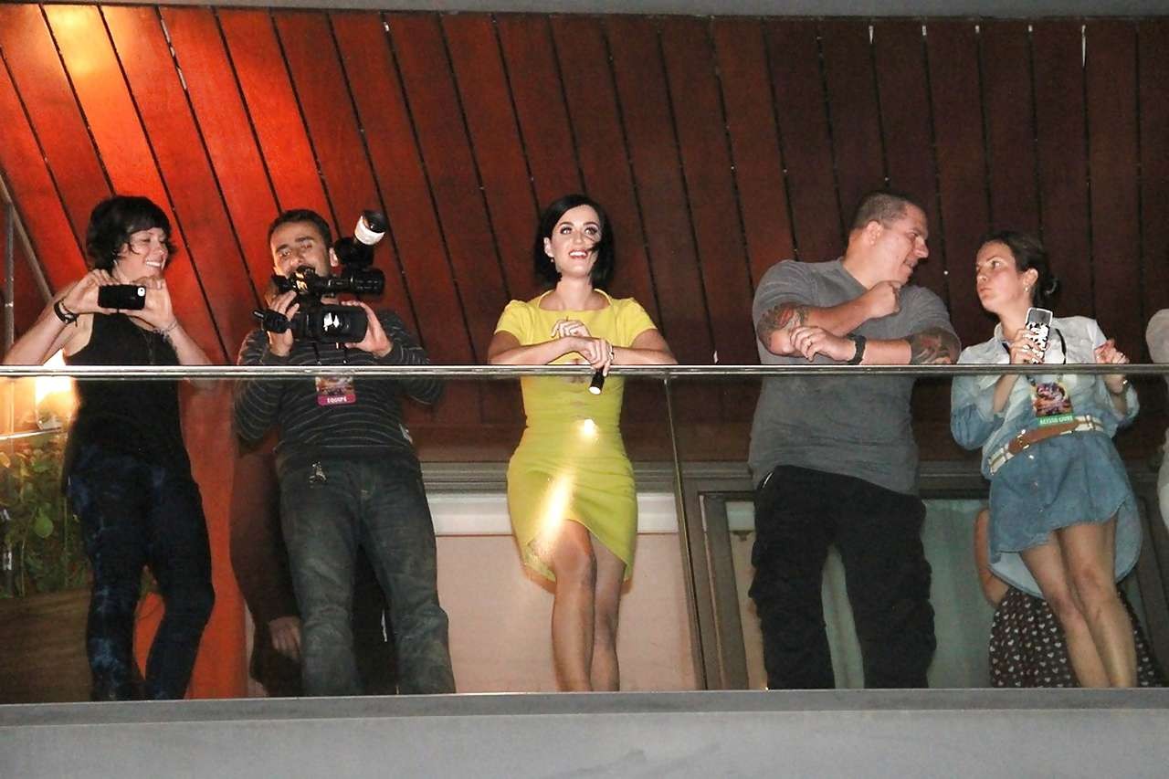 Katy Perry flashing her white panties upskirt paparazzi pictures #75255357