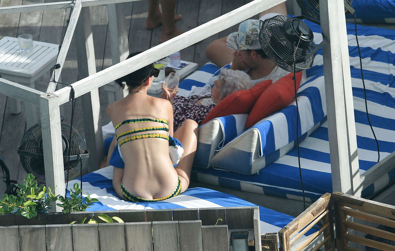 Katy perry mostrando le sue mutandine bianche upskirt foto paparazzi
 #75255361