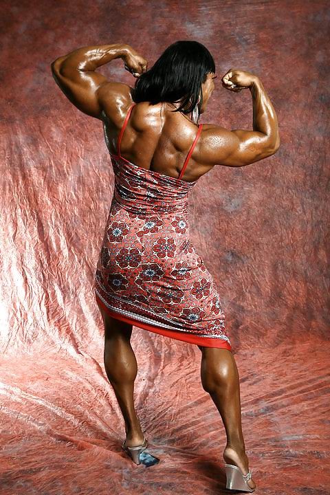 Heiße weibliche Bodybuilder mit riesigen Muskeln
 #71010467