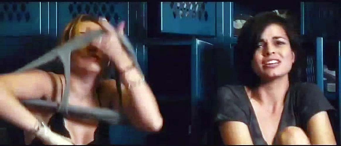Miley cyrus entkleidet ihre Bluse und zeigt Titten im BH
 #75276616