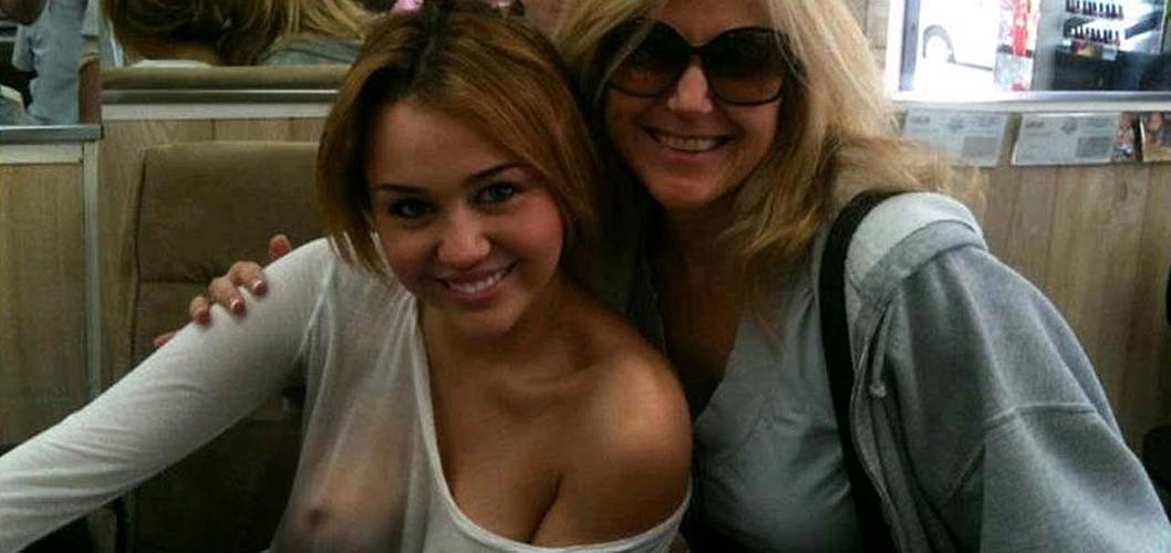 Miley cyrus déshabillant son chemisier et montrant ses seins en soutien-gorge
 #75276643