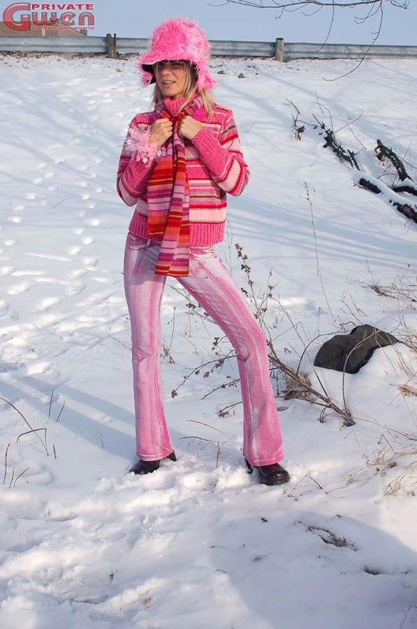 Innocente ragazza bionda teenager che mostra le piccole tette fuori nella neve
 #77489088