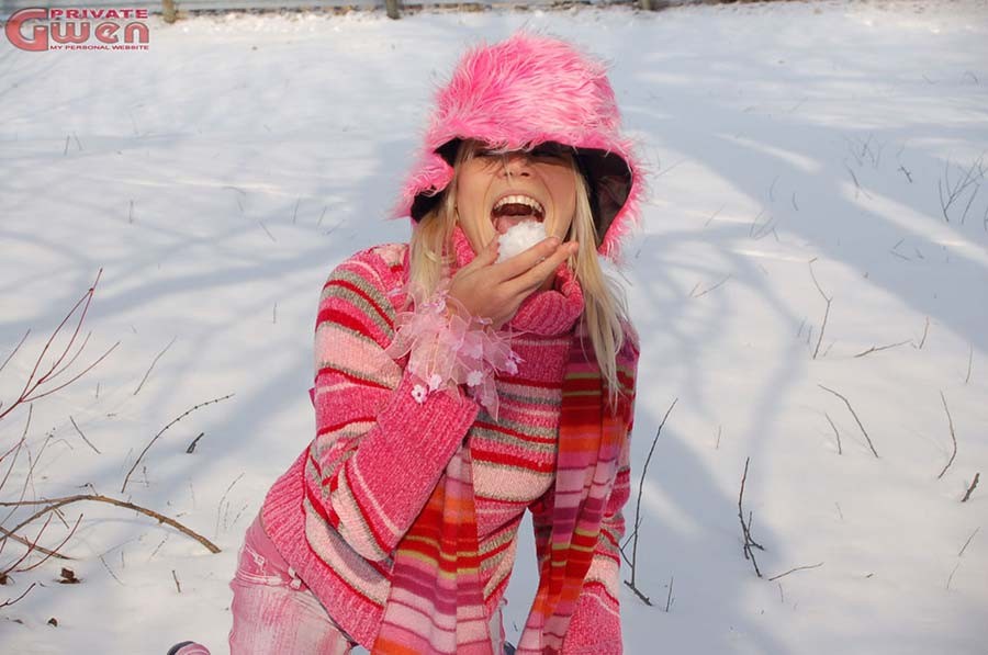 Innocente ragazza bionda teenager che mostra le piccole tette fuori nella neve
 #77489093