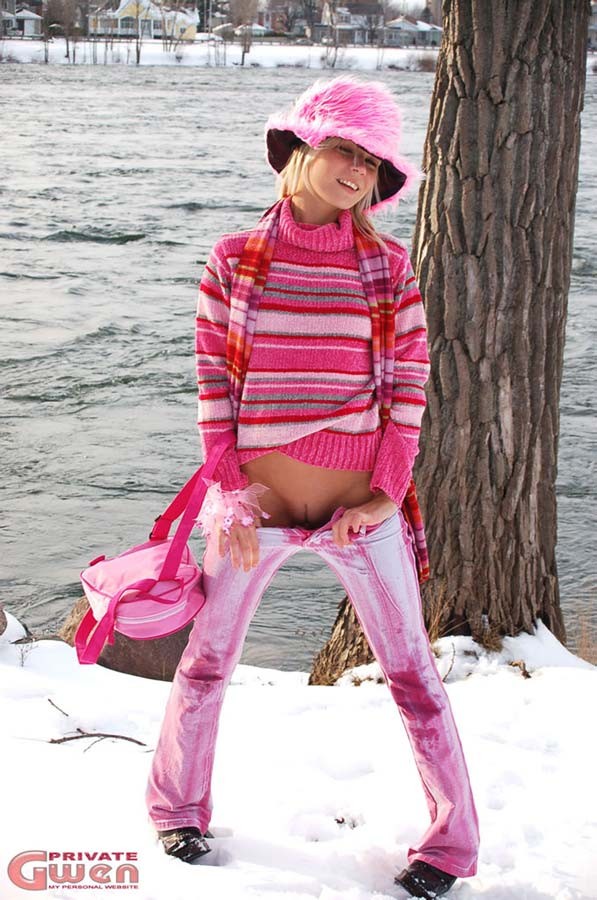 Innocente ragazza bionda teenager che mostra le piccole tette fuori nella neve
 #77489152