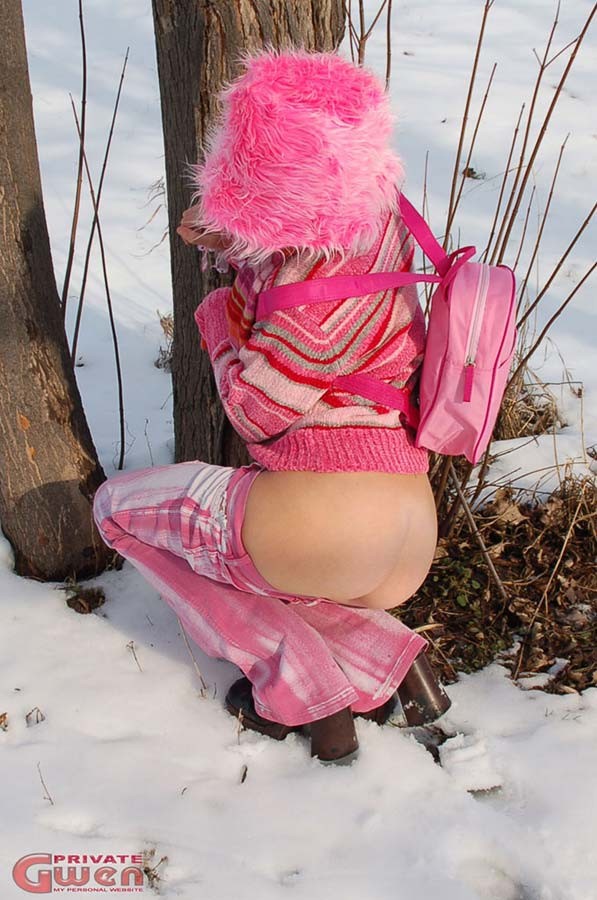 Innocente ragazza bionda teenager che mostra le piccole tette fuori nella neve
 #77489156