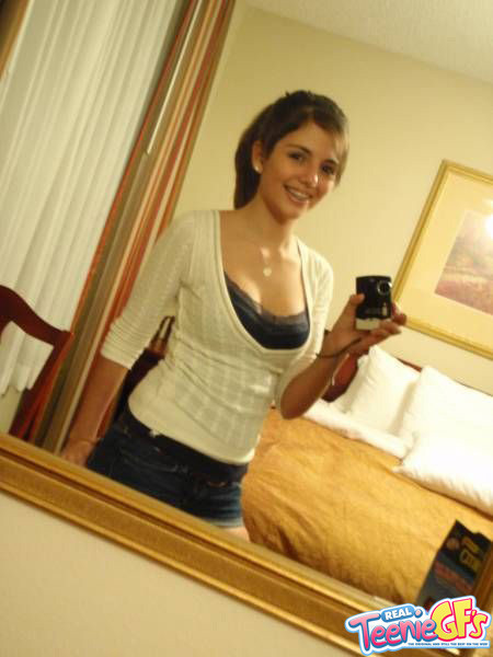 リアルティーンの女友達が携帯電話で写真を撮る
 #76408521