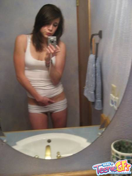 リアルティーンの女友達が携帯電話で写真を撮る
 #76408546
