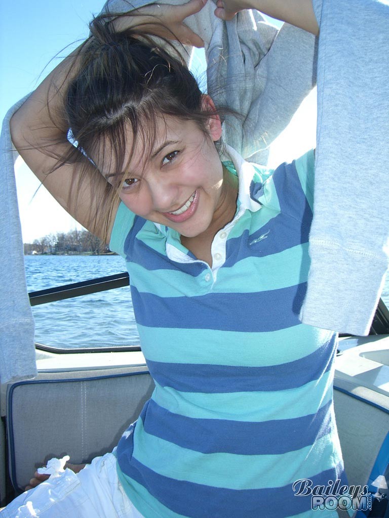 Vera teenager amatoriale in topless sulla barca
 #78615515