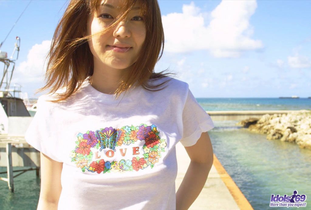 Asiatisches Flittchen genießt es, ihre nackten großen Titten in der Sonne zu modellieren
 #69918722