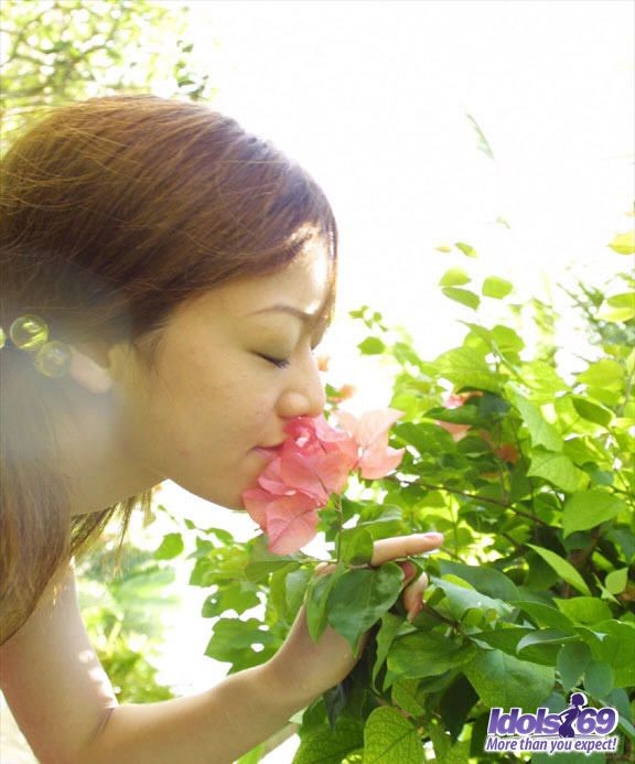 Asiatisches Flittchen genießt es, ihre nackten großen Titten in der Sonne zu modellieren
 #69918764