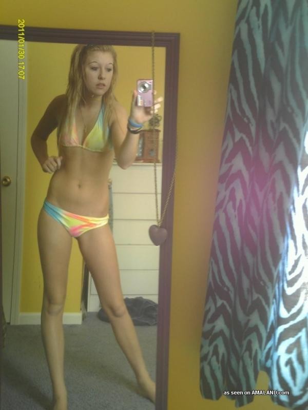 Blondes Teenie-Mädchen modelliert Bikinis beim Selfshooting
 #76132523