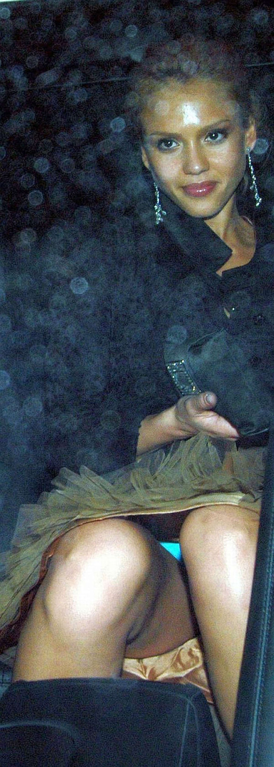 Jessica alba mostrando sus bragas y falda en un coche y con un top transparente
 #75359106