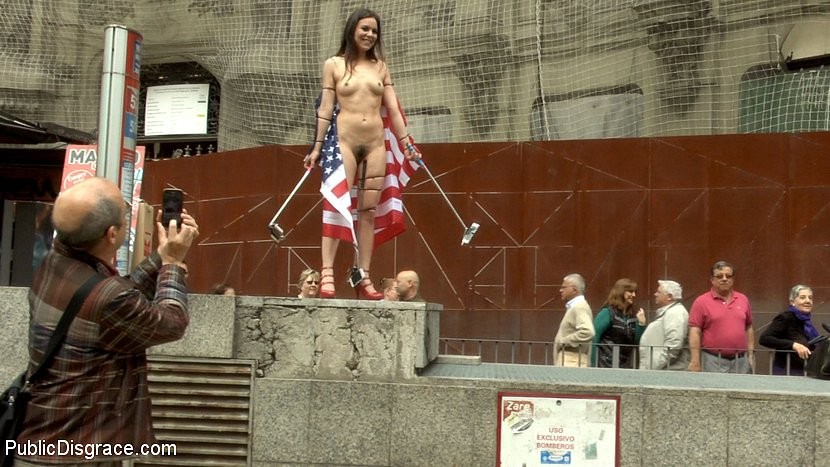ジュリエット・マーチ アメリカ人観光客が公共の場で全裸で恥をさらす
 #71938755
