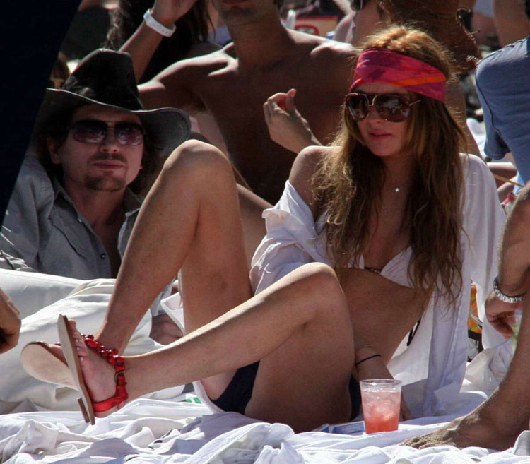 Celebrità Lindsay Lohan ottiene le sue tette afferrato da un ragazzo
 #75403085