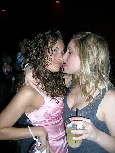 Wilde Party-Lesben betrinken sich und ficken mit einer anderen Tussi
 #76396546