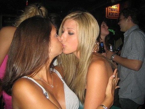 Wilde Party-Lesben betrinken sich und ficken mit einer anderen Tussi
 #76396553