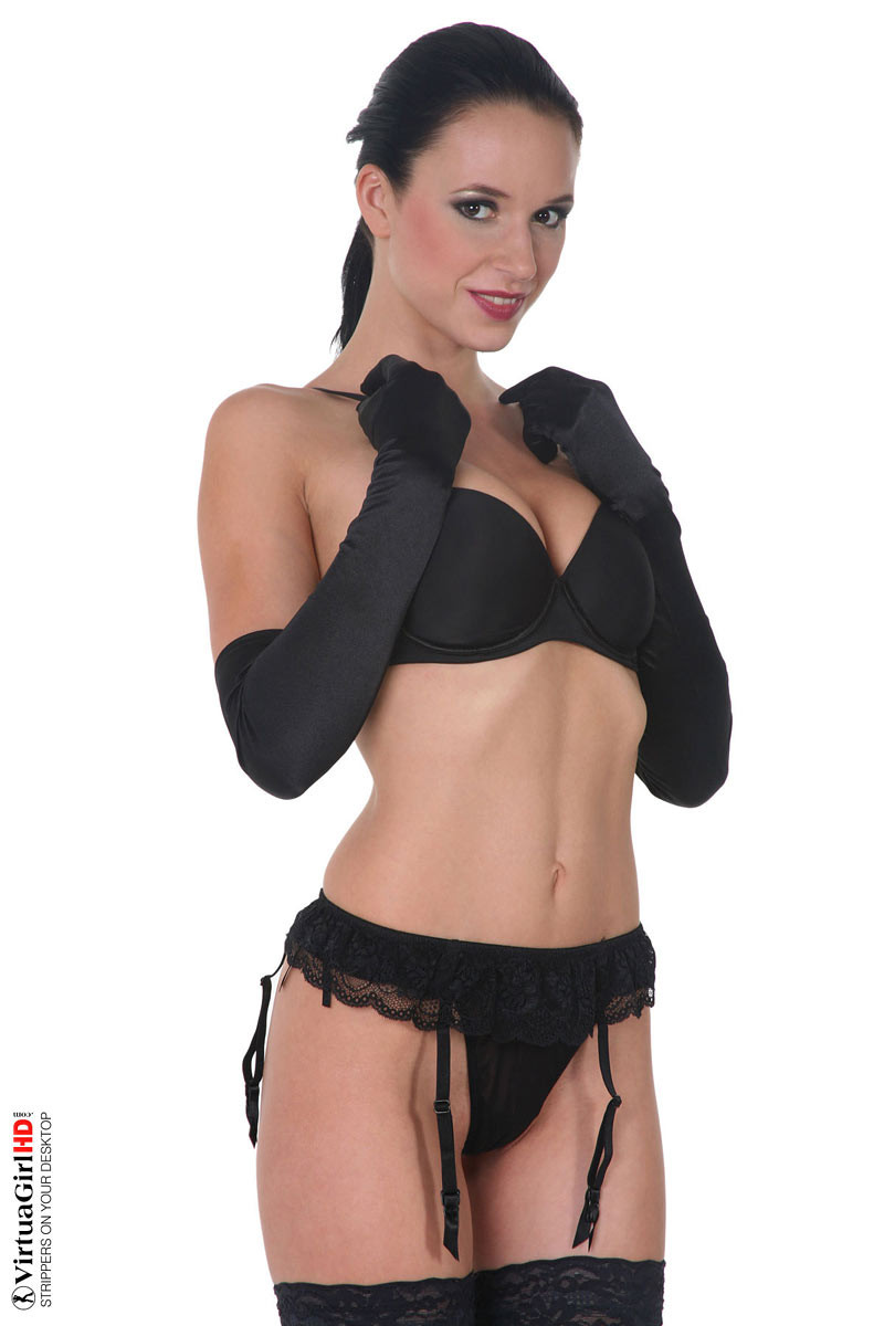 Gwen, brune sexy, en gants et bas de lingerie
 #77187033