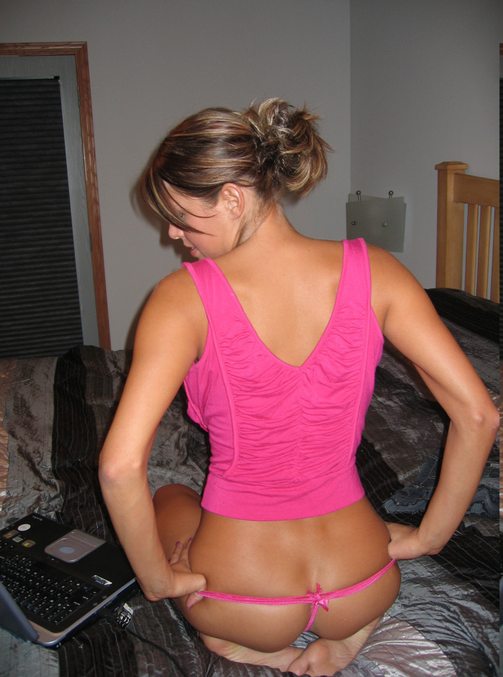 Melissa midwest sul suo letto con un top rosa e mutandine
 #67618334