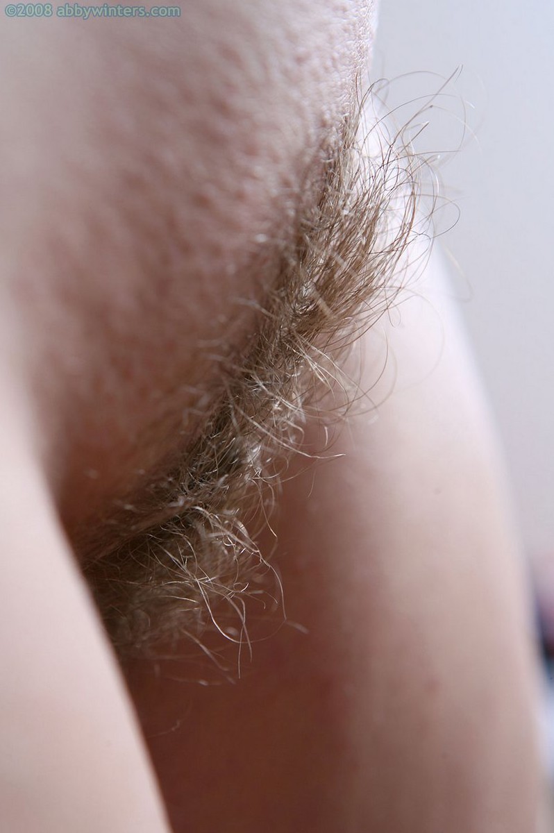 剃っていない毛深いオマンコを見せる毛深い素人のアメリー
 #68000678