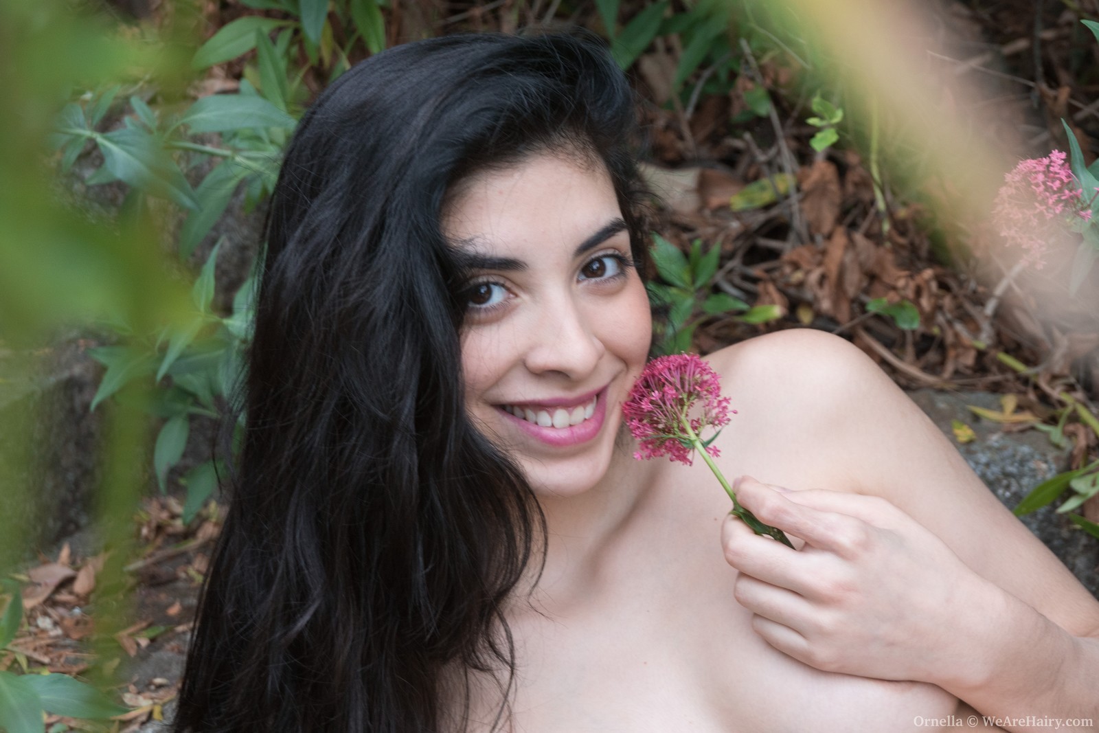 Ornella strippt im Freien mit einer sexy Rose in der Hand
 #78539201