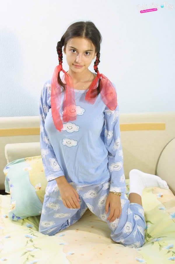 Pechugona morena joven en pijama se desnuda
 #75091960