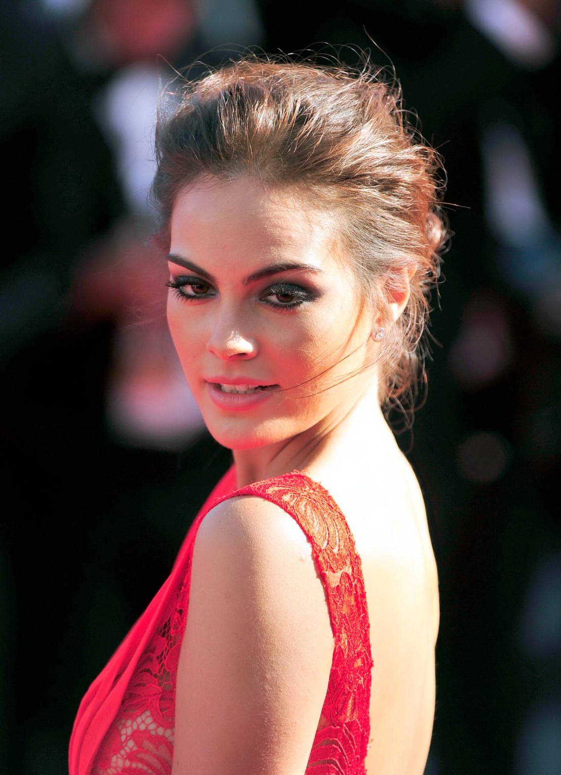 Ximena navarrete muestra su escote de lado con un vestido rojo parcialmente transparente
 #75230688