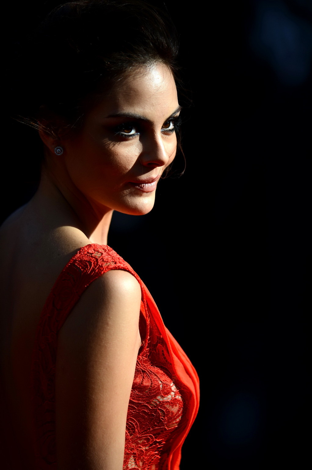 Ximena navarrete muestra su escote de lado con un vestido rojo parcialmente transparente
 #75230862