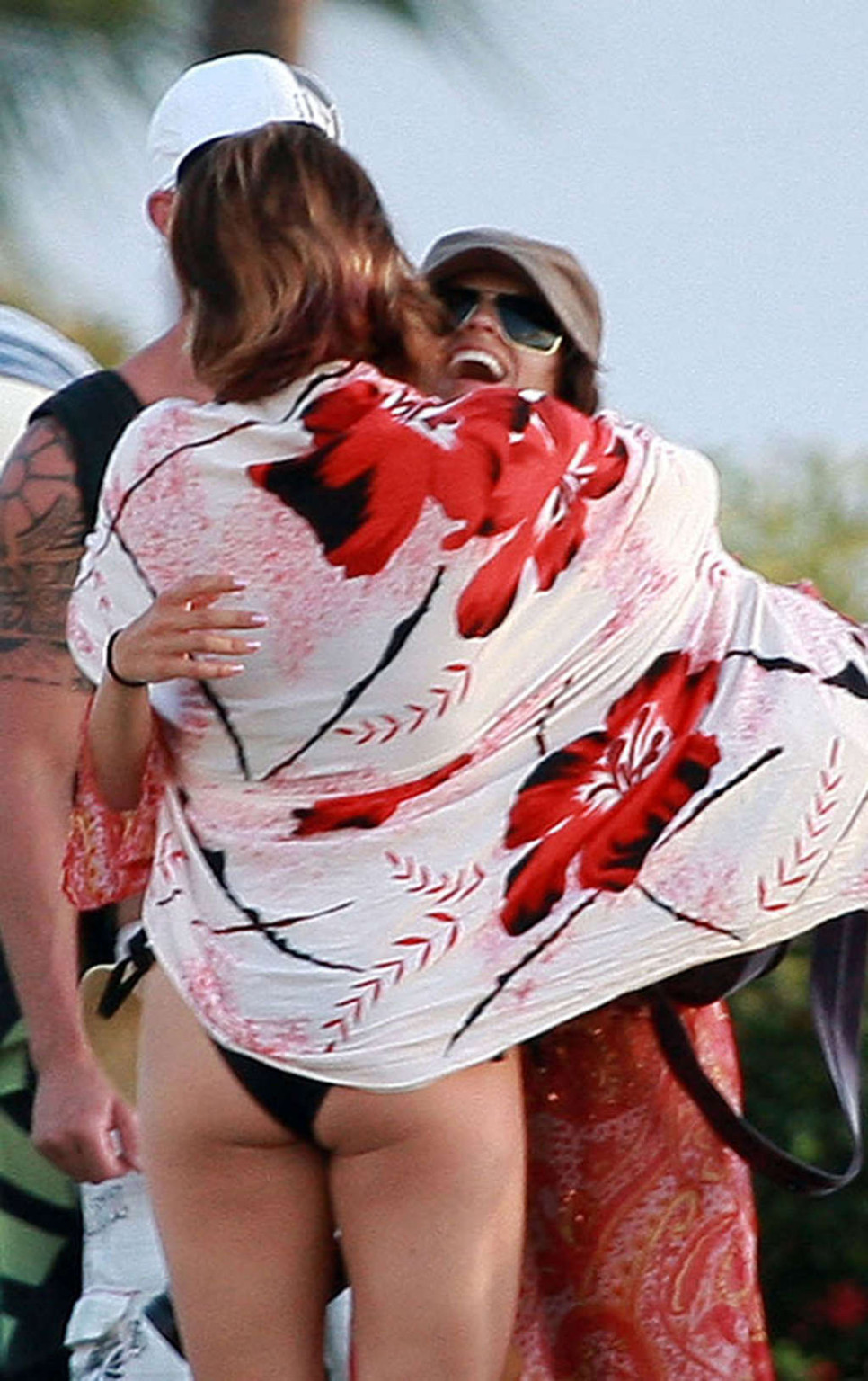 Jenna Dewan in posa sulla spiaggia e mostrando il suo corpo sexy in bikini
 #75373221