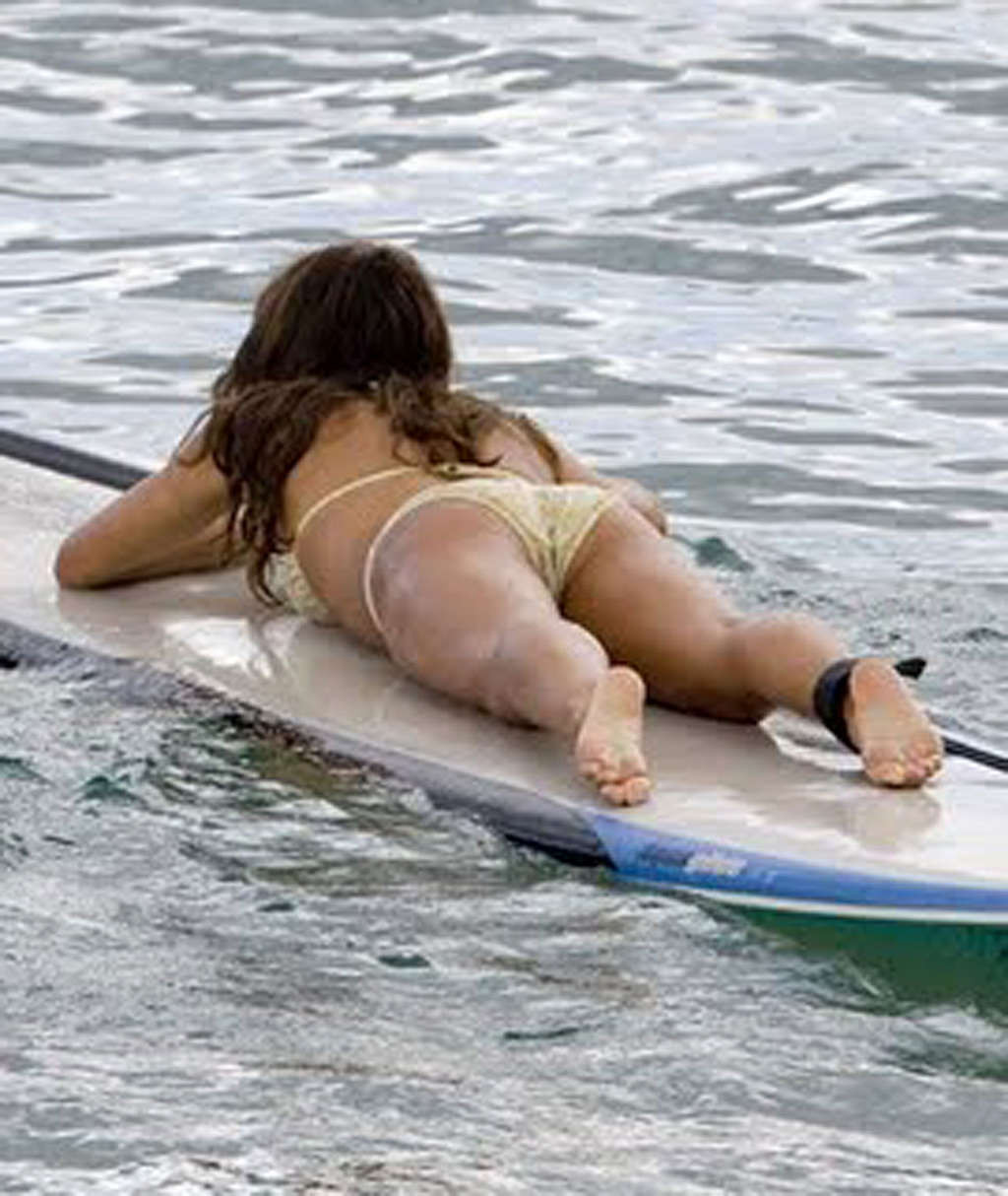 Jenna Dewan in posa sulla spiaggia e mostrando il suo corpo sexy in bikini
 #75373225
