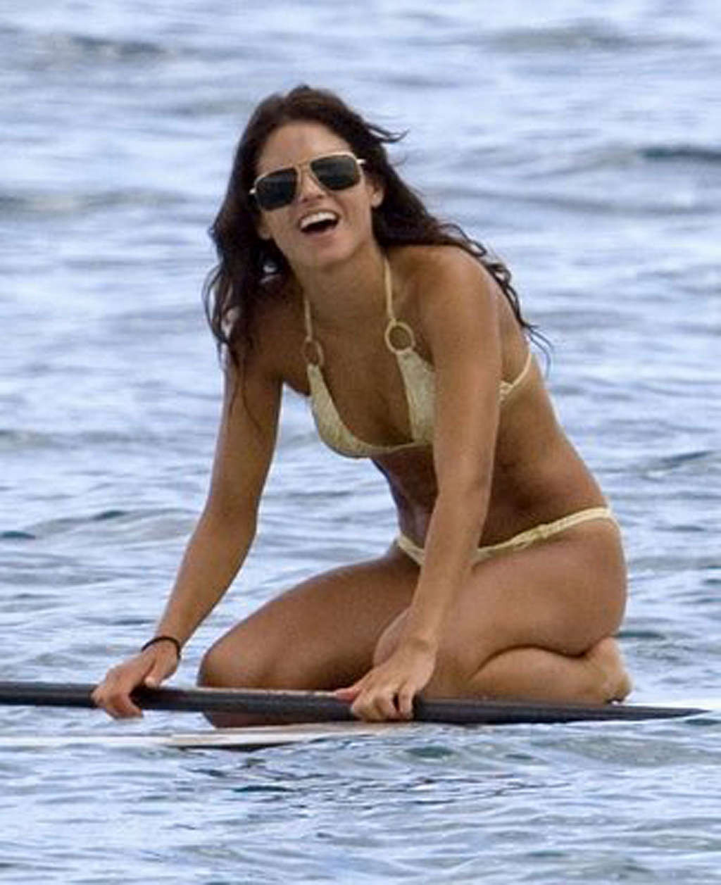 Jenna Dewan in posa sulla spiaggia e mostrando il suo corpo sexy in bikini
 #75373226