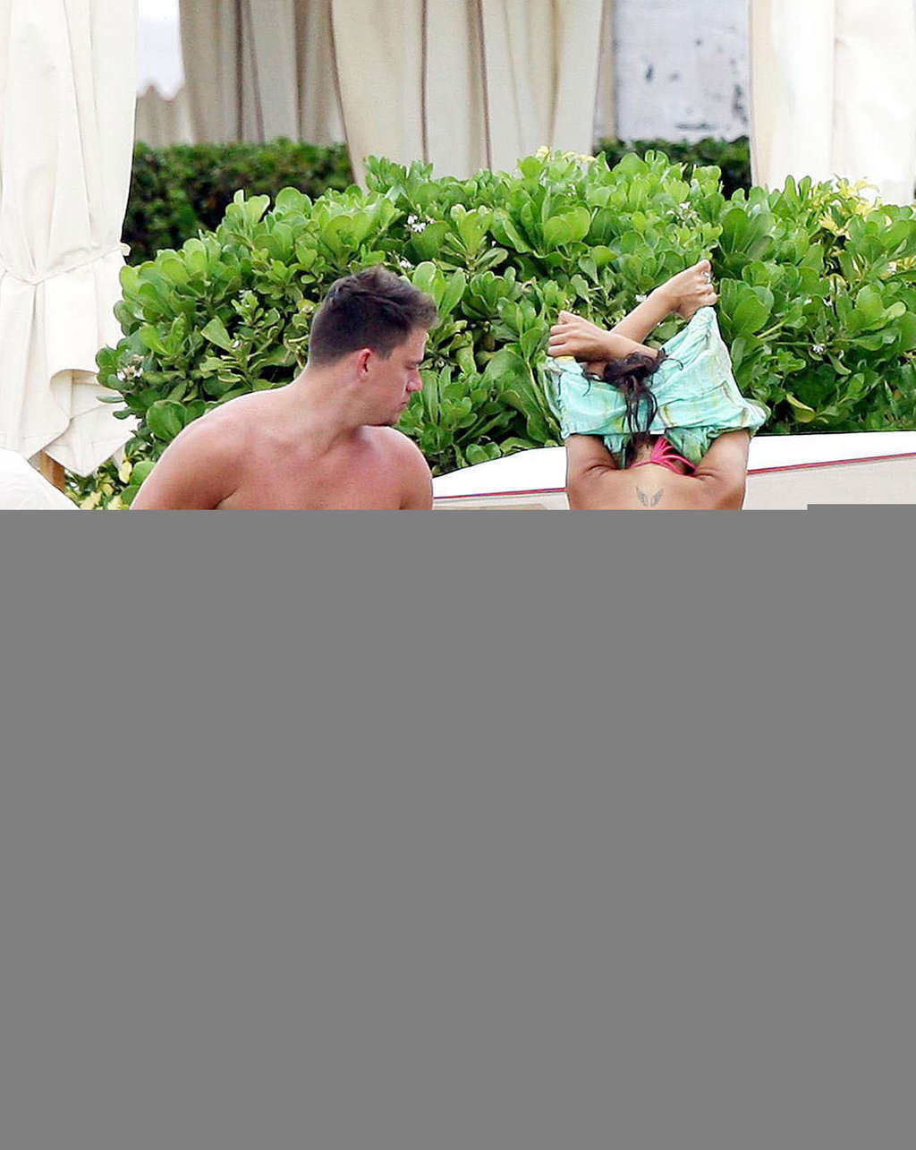 Jenna Dewan in posa sulla spiaggia e mostrando il suo corpo sexy in bikini
 #75373239
